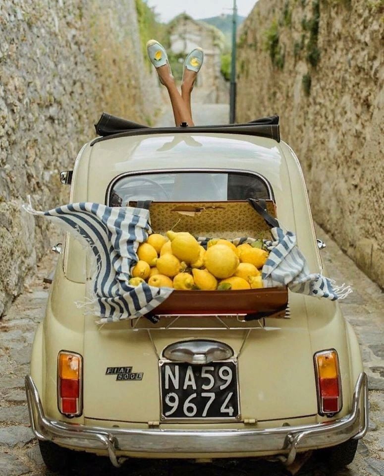 Vintage cream Fiat 500 with a trunk of lemons